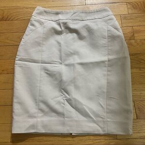 💥5/$25 H&M cream pencil skirt in  size‎ 2